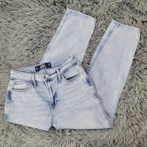 Hollister Denim - Lightwash Hollister Curvy High-Rise Mom Jean